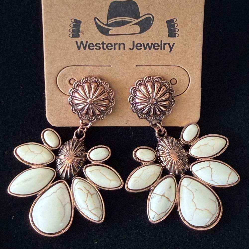 Copper-Tone Cream Stone Western Pendant Necklace & Earrings Set - Picture 7 of 8